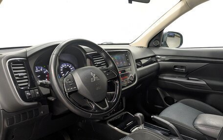 Mitsubishi Outlander III рестайлинг 3, 2019 год, 1 990 000 рублей, 9 фотография