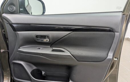 Mitsubishi Outlander III рестайлинг 3, 2019 год, 1 990 000 рублей, 18 фотография