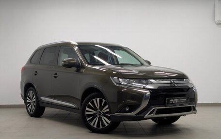 Mitsubishi Outlander III рестайлинг 3, 2019 год, 1 990 000 рублей, 27 фотография