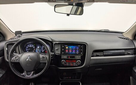 Mitsubishi Outlander III рестайлинг 3, 2019 год, 1 990 000 рублей, 19 фотография