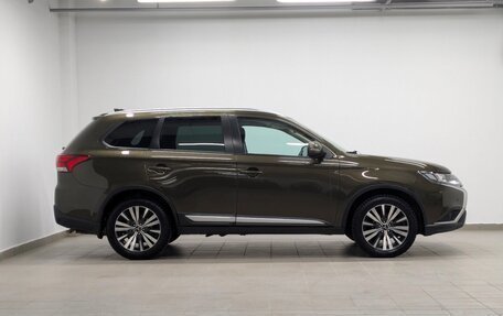 Mitsubishi Outlander III рестайлинг 3, 2019 год, 1 990 000 рублей, 28 фотография