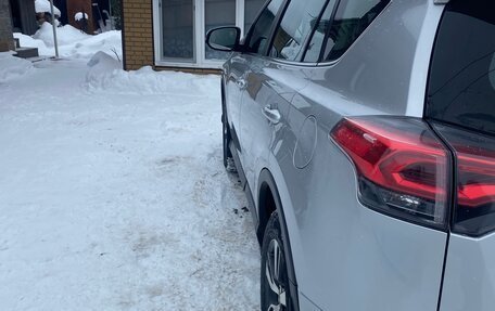 Toyota RAV4, 2017 год, 2 200 000 рублей, 8 фотография