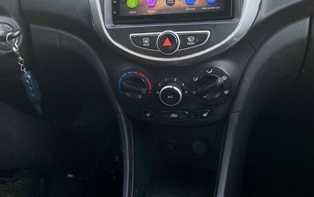 Hyundai Solaris II рестайлинг, 2011 год, 650 000 рублей, 23 фотография