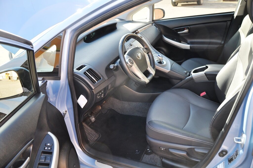 Toyota Prius XW30 рестайлинг, 2015 год, 270 000 рублей, 6 фотография