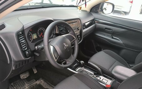 Mitsubishi Outlander III рестайлинг 3, 2019 год, 1 370 000 рублей, 10 фотография