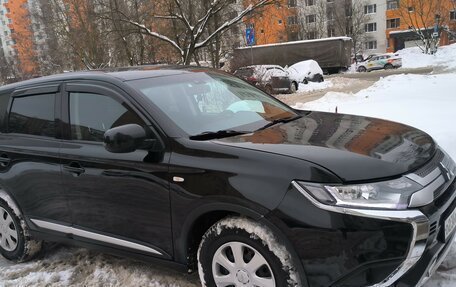 Mitsubishi Outlander III рестайлинг 3, 2019 год, 1 370 000 рублей, 2 фотография