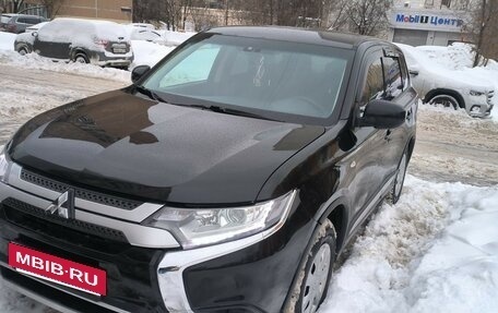 Mitsubishi Outlander III рестайлинг 3, 2019 год, 1 370 000 рублей, 6 фотография