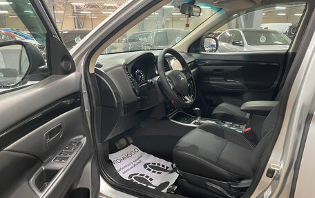 Mitsubishi Outlander III рестайлинг 3, 2019 год, 1 965 000 рублей, 11 фотография