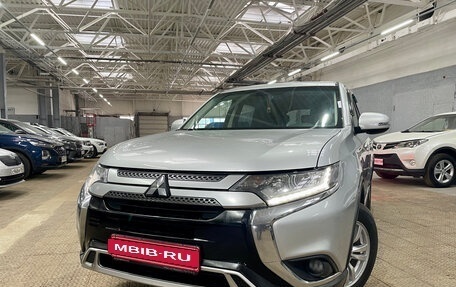 Mitsubishi Outlander III рестайлинг 3, 2019 год, 1 965 000 рублей, 2 фотография