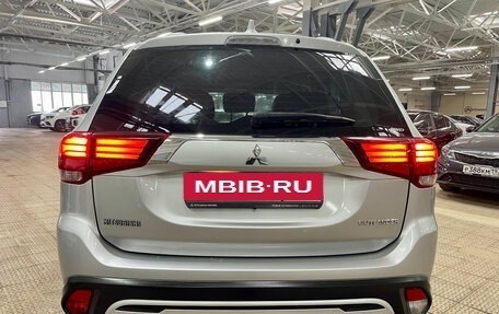 Mitsubishi Outlander III рестайлинг 3, 2019 год, 1 965 000 рублей, 6 фотография