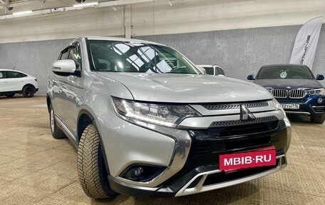 Mitsubishi Outlander III рестайлинг 3, 2019 год, 1 965 000 рублей, 3 фотография