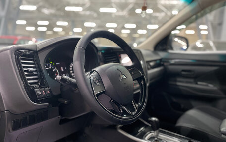 Mitsubishi Outlander III рестайлинг 3, 2019 год, 1 965 000 рублей, 15 фотография