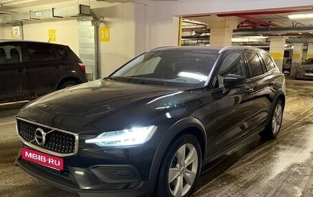 Volvo V60 Cross Country II, 2021 год, 3 640 000 рублей, 2 фотография