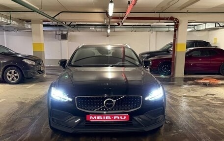 Volvo V60 Cross Country II, 2021 год, 3 640 000 рублей, 4 фотография