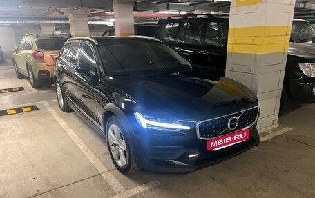 Volvo V60 Cross Country II, 2021 год, 3 640 000 рублей, 5 фотография