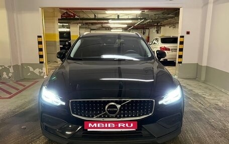 Volvo V60 Cross Country II, 2021 год, 3 640 000 рублей, 3 фотография