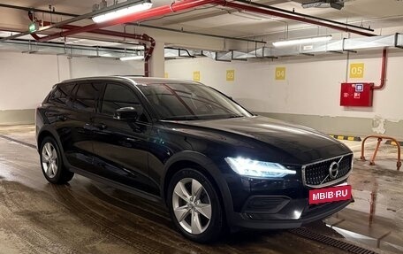 Volvo V60 Cross Country II, 2021 год, 3 640 000 рублей, 8 фотография