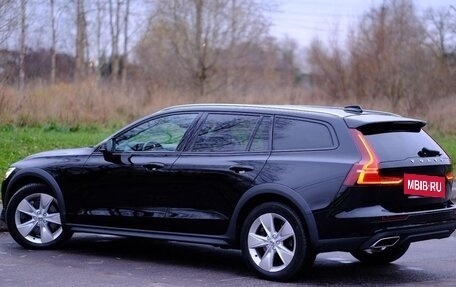 Volvo V60 Cross Country II, 2021 год, 3 640 000 рублей, 22 фотография