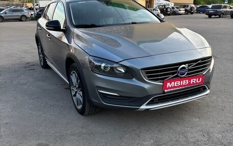 Volvo V60 Cross Country II, 2017 год, 1 950 000 рублей, 1 фотография