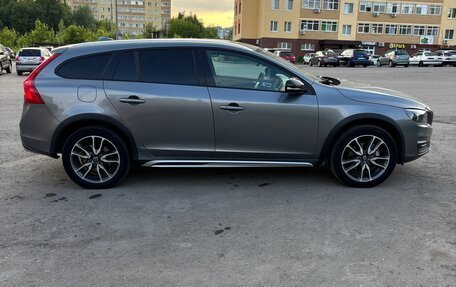 Volvo V60 Cross Country II, 2017 год, 1 950 000 рублей, 3 фотография