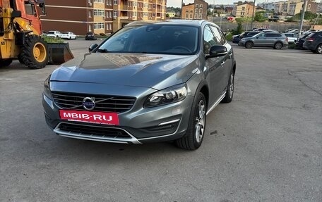 Volvo V60 Cross Country II, 2017 год, 1 950 000 рублей, 2 фотография