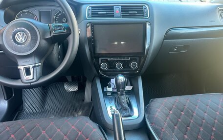 Volkswagen Jetta VI, 2011 год, 899 000 рублей, 11 фотография