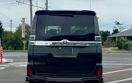 Toyota Voxy III, 2021 год, 2 250 000 рублей, 4 фотография