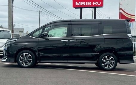 Toyota Voxy III, 2021 год, 2 250 000 рублей, 3 фотография