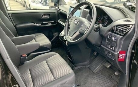 Toyota Voxy III, 2021 год, 2 250 000 рублей, 11 фотография