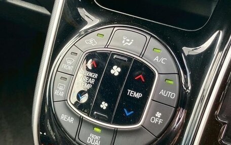 Toyota Voxy III, 2021 год, 2 250 000 рублей, 16 фотография