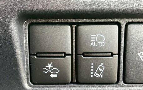 Toyota Voxy III, 2021 год, 2 250 000 рублей, 20 фотография