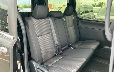 Toyota Voxy III, 2021 год, 2 250 000 рублей, 22 фотография