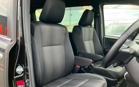 Toyota Voxy III, 2021 год, 2 250 000 рублей, 21 фотография