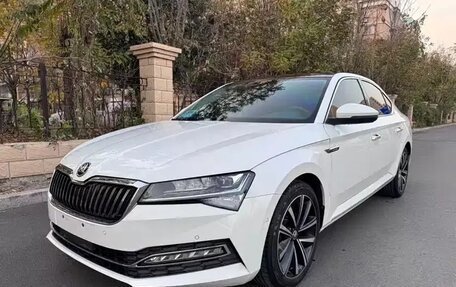 Skoda Superb III рестайлинг, 2022 год, 1 750 000 рублей, 2 фотография