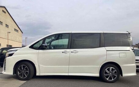 Toyota Voxy III, 2021 год, 2 165 000 рублей, 2 фотография