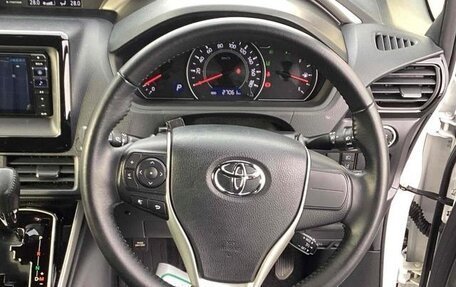Toyota Voxy III, 2021 год, 2 165 000 рублей, 8 фотография