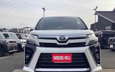 Toyota Voxy III, 2021 год, 2 165 000 рублей, 7 фотография