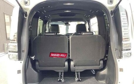 Toyota Voxy III, 2021 год, 2 165 000 рублей, 20 фотография