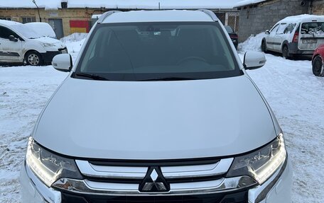 Mitsubishi Outlander III рестайлинг 3, 2015 год, 2 090 000 рублей, 1 фотография