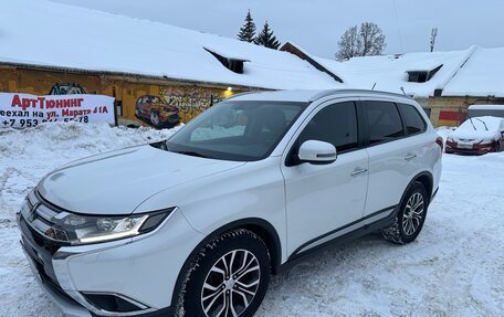 Mitsubishi Outlander III рестайлинг 3, 2015 год, 2 090 000 рублей, 2 фотография