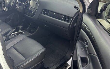 Mitsubishi Outlander III рестайлинг 3, 2015 год, 2 090 000 рублей, 15 фотография