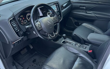 Mitsubishi Outlander III рестайлинг 3, 2015 год, 2 090 000 рублей, 10 фотография