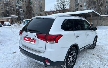 Mitsubishi Outlander III рестайлинг 3, 2015 год, 2 090 000 рублей, 6 фотография