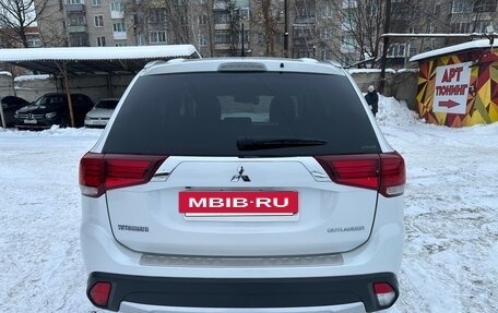 Mitsubishi Outlander III рестайлинг 3, 2015 год, 2 090 000 рублей, 5 фотография