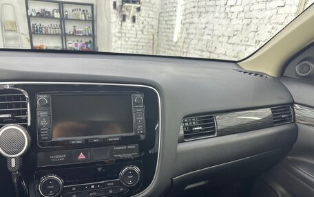 Mitsubishi Outlander III рестайлинг 3, 2015 год, 2 090 000 рублей, 18 фотография