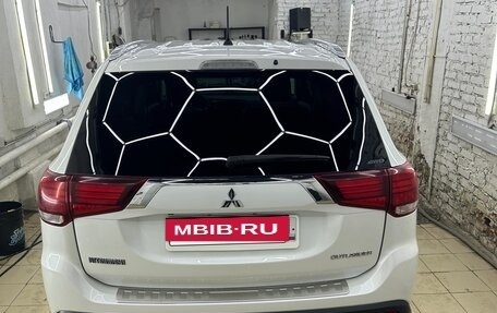 Mitsubishi Outlander III рестайлинг 3, 2015 год, 2 090 000 рублей, 24 фотография