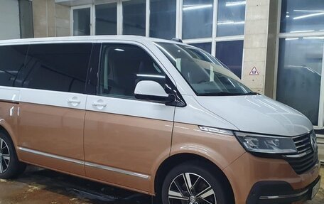 Volkswagen Multivan T6 рестайлинг, 2020 год, 7 800 000 рублей, 1 фотография