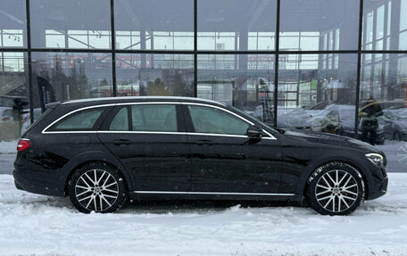 Mercedes-Benz E-Класс, 2021 год, 3 850 000 рублей, 4 фотография