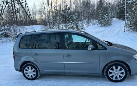 Volkswagen Touran III, 2009 год, 530 000 рублей, 2 фотография