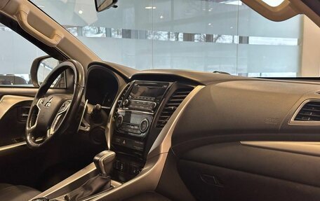 Mitsubishi Pajero Sport III рестайлинг, 2017 год, 2 775 000 рублей, 8 фотография